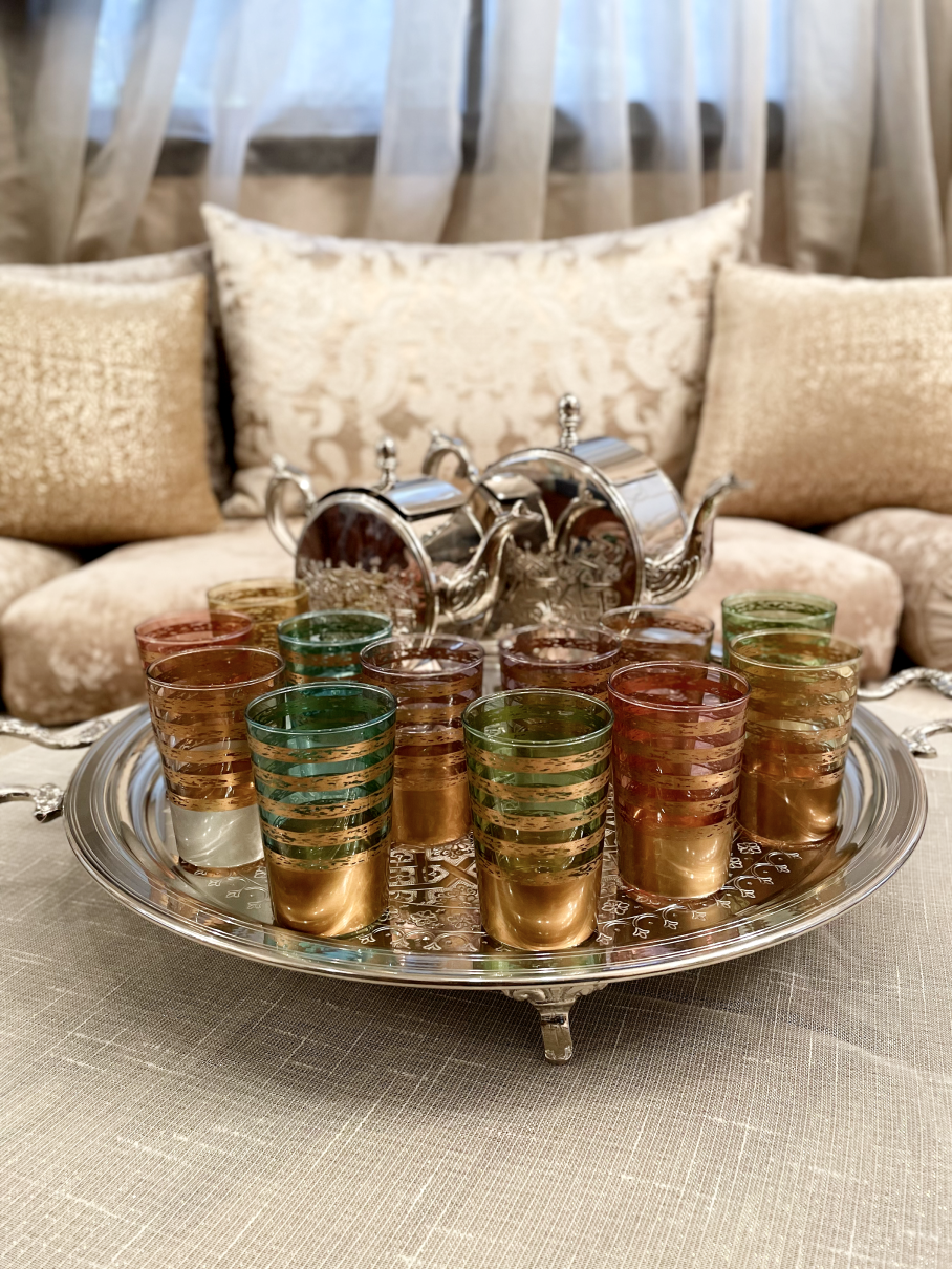 IMG_4872 Ensemble de 12 Verres à Thé Marocains en Verre Teinté avec Anneaux Dorés – Image 2