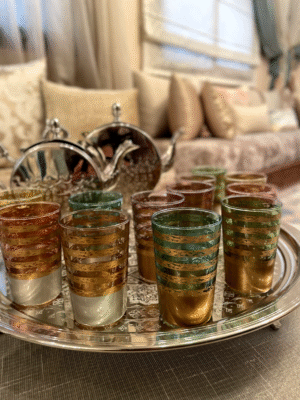 Ensemble de 12 Verres à Thé Marocains en Verre Teinté avec Anneaux Dorés