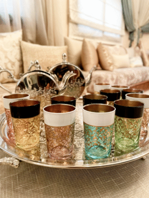 Ensemble de 12 Verres à Thé Marocains en Verre Coloré avec Bords Noirs et Blancs