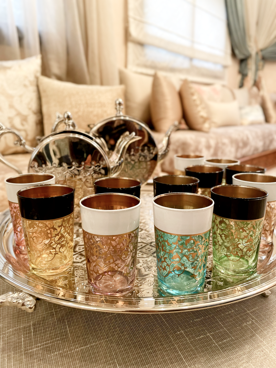 IMG_4879 Ensemble de 12 Verres à Thé Marocains en Verre Coloré avec Bords Noirs et Blancs