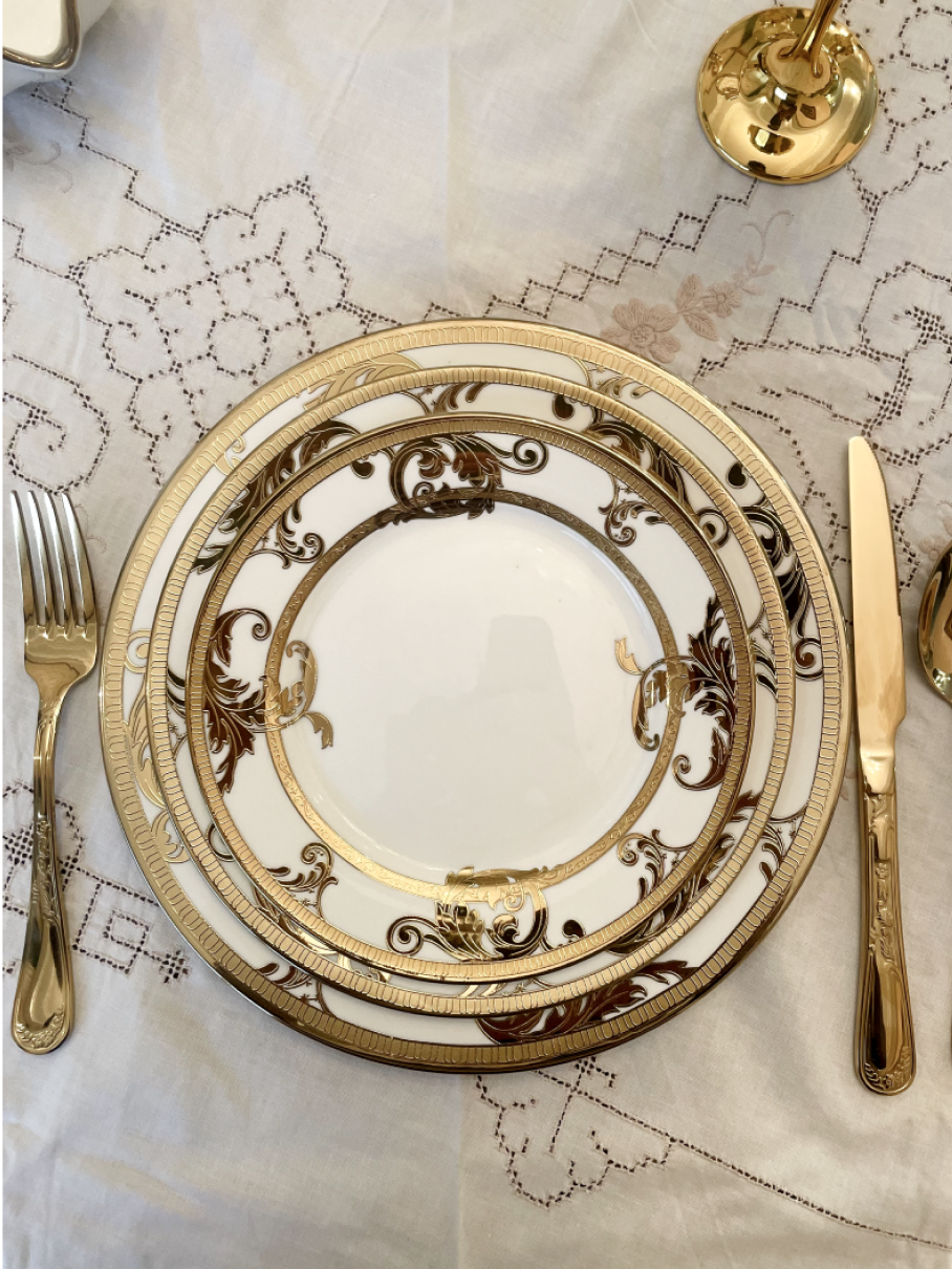 IMG_4899 Ensemble de 36 Assiettes à Dîner Blanc et Or - Variation V