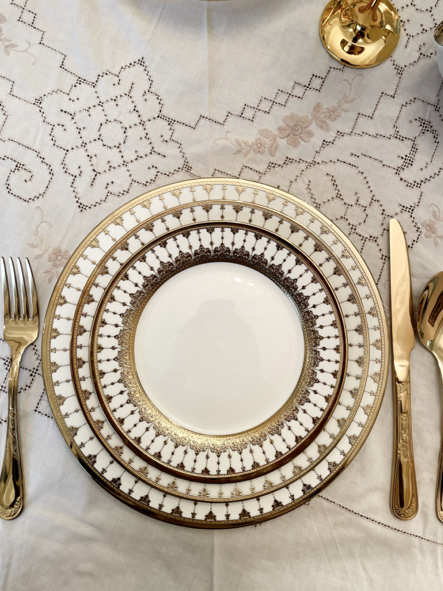 IMG_4910 Ensemble de 36 Assiettes à Dîner Blanc et Or - Variation I