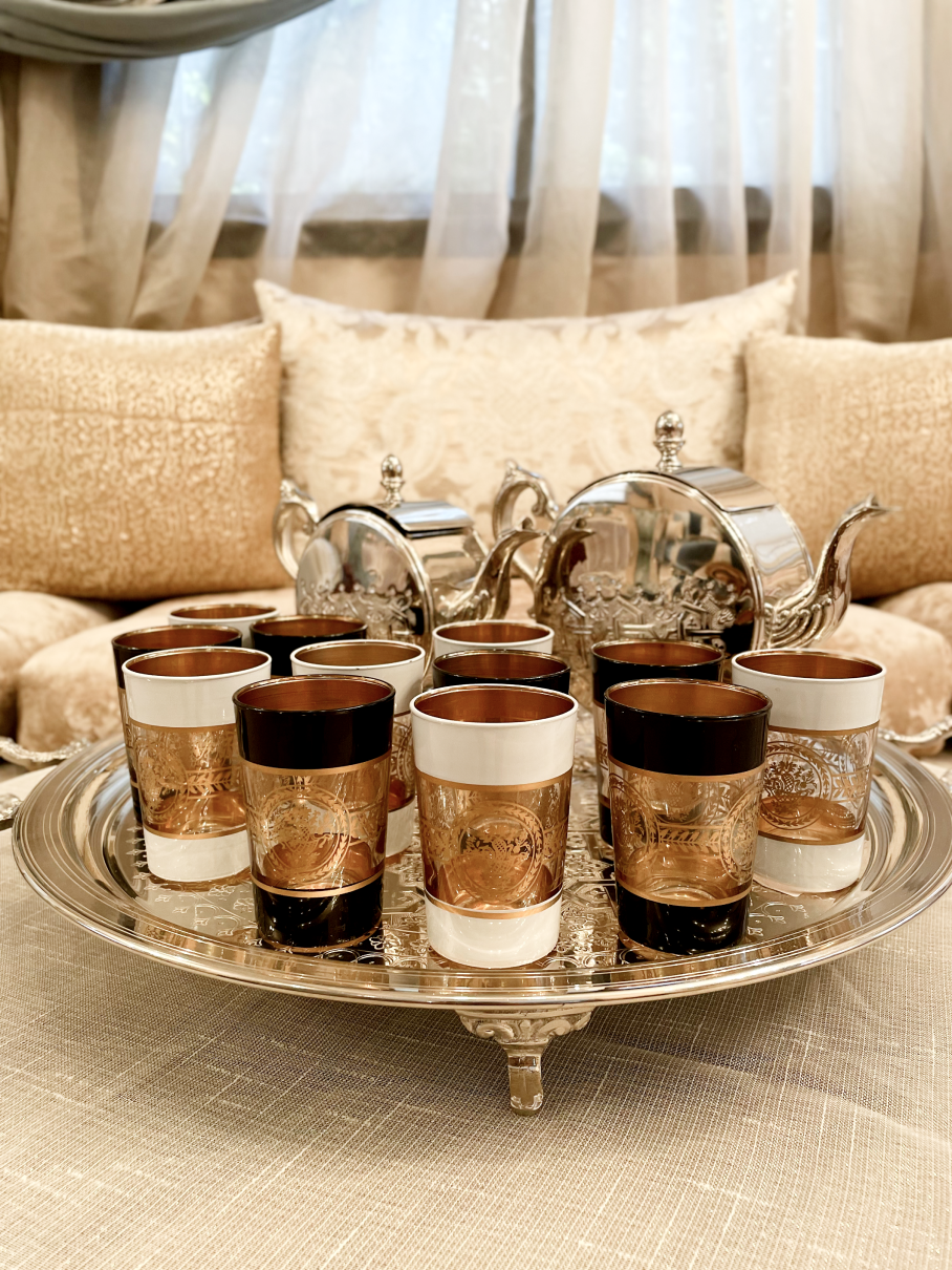 IMG_4913 Ensemble de 12 Verres à Thé Marocains Noir & Blanc avec Décorations Dorées – Image 2