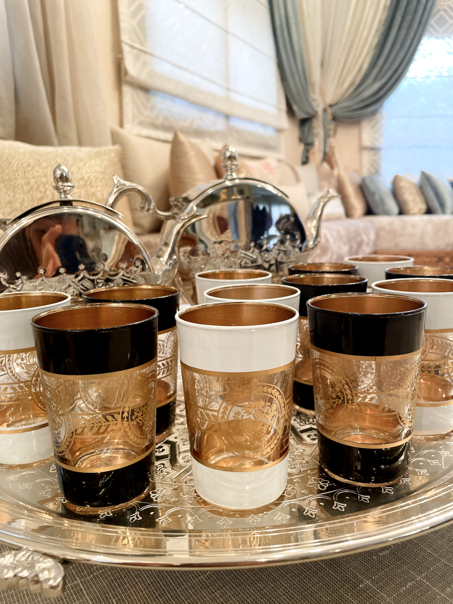 IMG_4915 Ensemble de 12 Verres à Thé Marocains Noir & Blanc avec Décorations Dorées