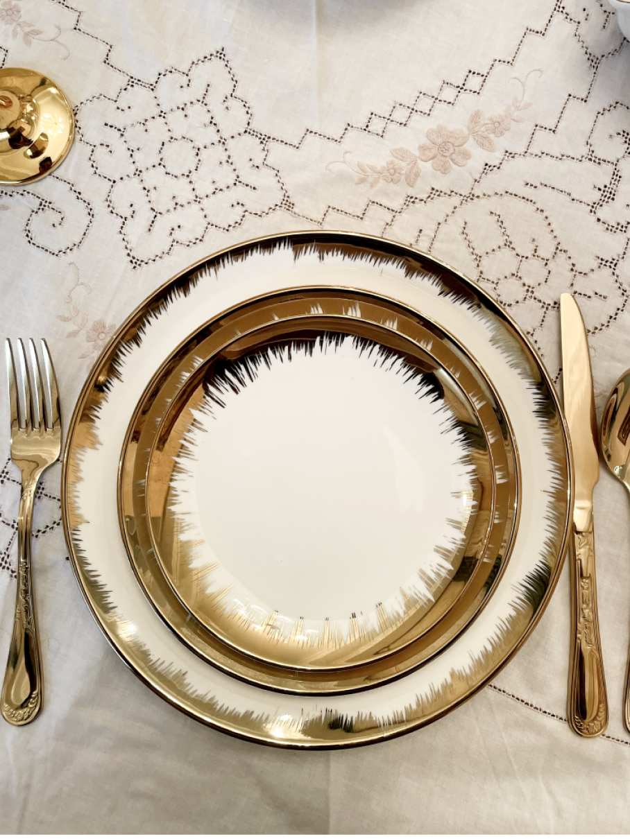 IMG_491d7 Ensemble de 36 Assiettes à Dîner Blanc et Or - Variation III