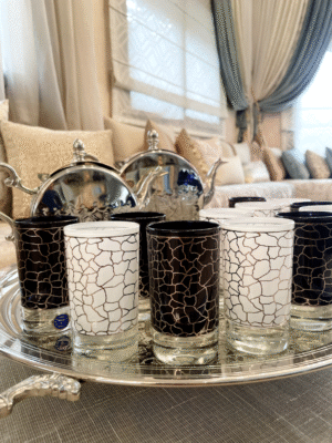 Ensemble de 12 Verres à Thé Marocains Noirs et Blancs avec Motif Doré
