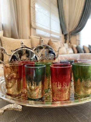 Ensemble de 12 Verres à Thé Marocains en Verre Tinté avec Décoration Dorée