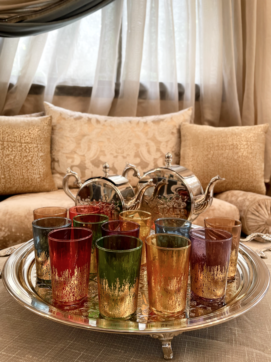 IMG_4936 Ensemble de 12 Verres à Thé Marocains en Verre Tinté avec Décoration Dorée – Image 2