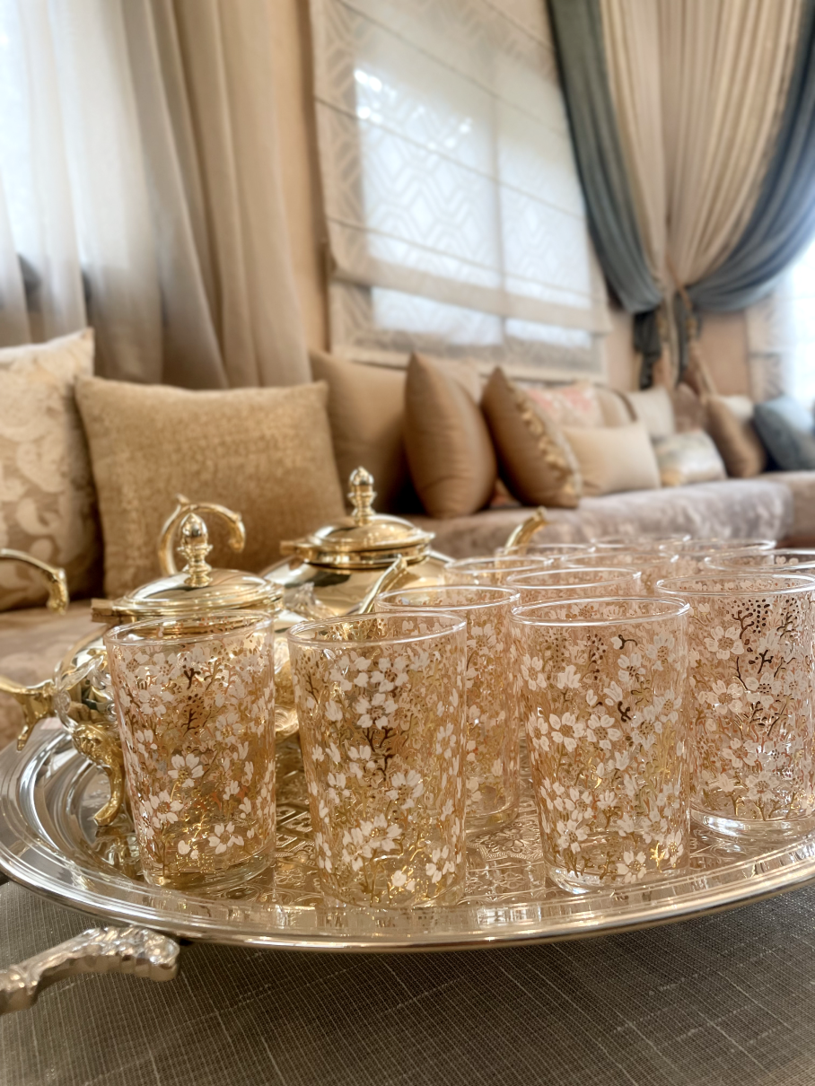 IMG_4937 Ensemble de 12 Verres à Thé Marocains avec Décoration Florale Blanche et Dorée