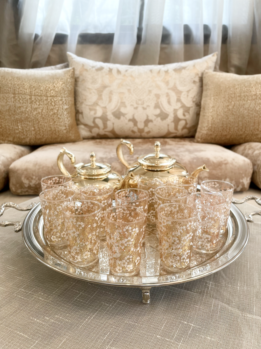 IMG_4938 Ensemble de 12 Verres à Thé Marocains avec Décoration Florale Blanche et Dorée – Image 2