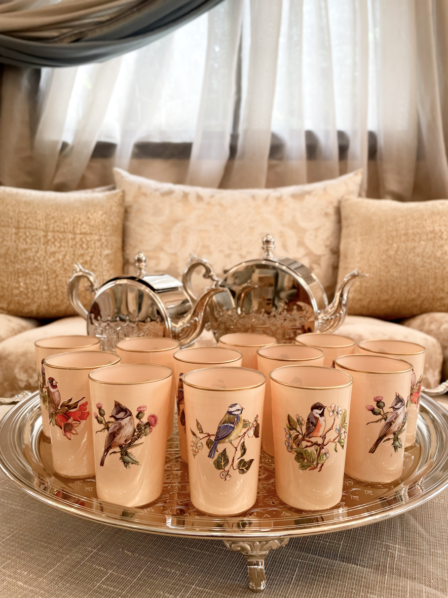 IMG_4944 Ensemble de 12 Verres à Thé Marocains Beiges avec Illustrations Artistiques d'Oiseaux – Image 2
